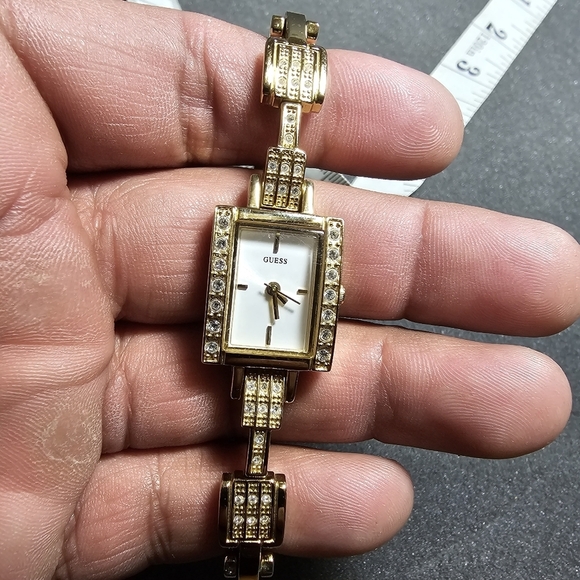 Guess Ladies Quartz Cocktail Watch Gold Tone Crystal Accents White Dial Working - Picture 1 of 8